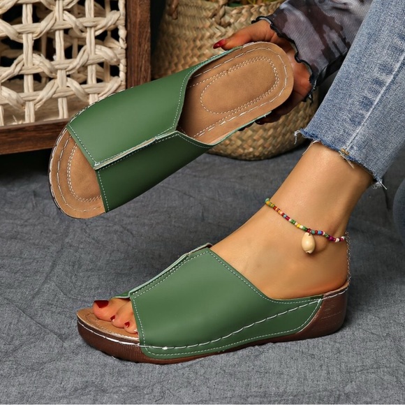 Green Leather Mules with Closed Toe and Platform Sole - Picture 1 of 1